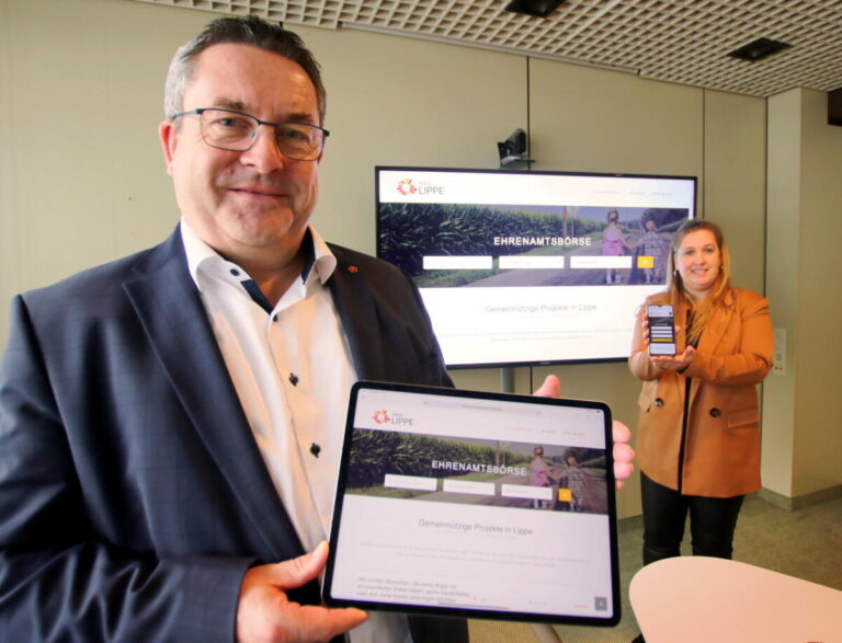 Landrat Dr. Axel Lehmann und Nicole Plugge, Leiterin des Ehrenamtsbüros, stellen die neugestaltete Ehrenamtsbörse des Kreises Lippe vor. Foto: Kreis Lippe