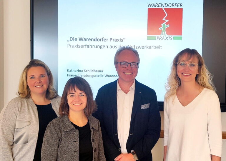 Stehen für aktive Netzwerkarbeit und multiprofessionelle Zusammenarbeit (von links): Nicole Krüger, Katharina Schildheuer, Andreas Hornung und Lina Janzen (Frauenberatungsstelle Alraune). Foto: Kreis Lippe