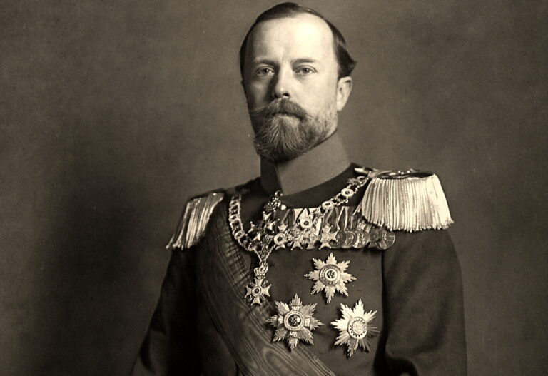 Leopold IV. zur Lippe in Uniform, Fotografie von N. Perscheid nach 1905 / Foto Lippische

Landesbibliothek  Theologische Bibliothek und Mediothek in Detmold