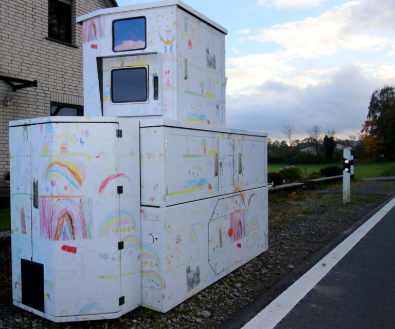 Kitakinder haben bunten Bilder gemalt, mit denen der Blitzeranhänger „Hermann“ des Kreises Lippe beklebt wurde. Foto: Kreis Lippe