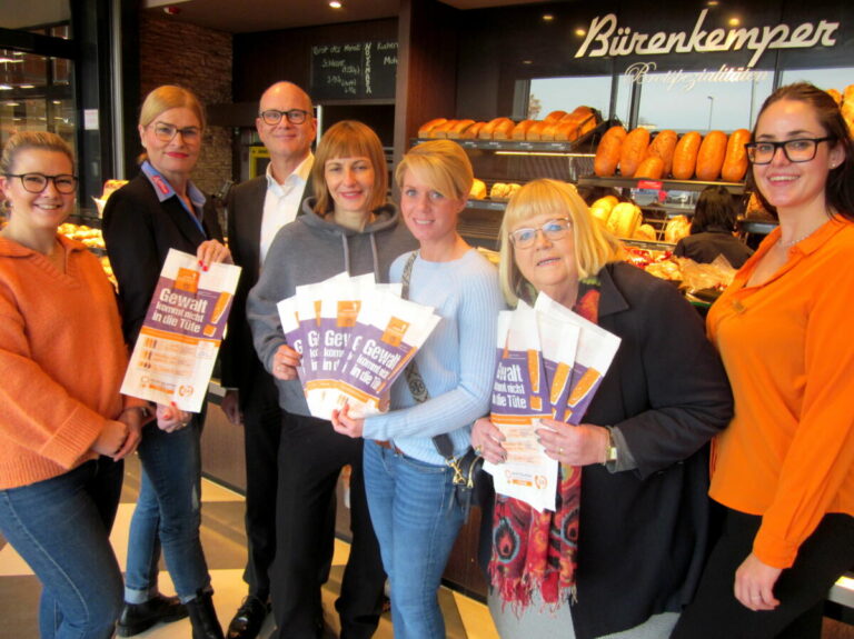 Start der Brötchentüten-Aktion: Lena Beurskens (v.l. Soroptimist Club Bielefeld), Michaela Wortmann (Bäckerei Lechtermann-Pollmeier), Sponsor Stefan Post (SP_Data), Agnieszka Salek (Gleichstellungsbeauftragte Bielefeld), Stefanie Wolff (Bäckerei Bürenkemper), Christiane Piepenbrock (Präsidentin SI) und Victoria Karsch (SI Bielefeld). 
Foto: Soroptimist Club Bielefeld