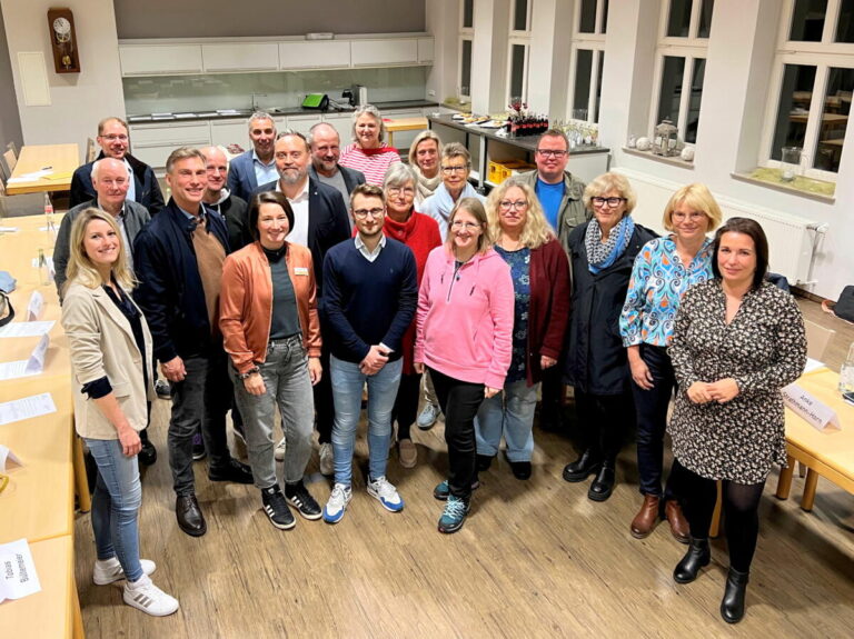 LEADER-Förderprogramm der drei beteiligten Kommunen Bad Salzuflen, Herford und Vlotho ist erfolgreich gestartet:  Die „Lokale Aktionsgruppe“ (LAG) spielt eine zentrale Rolle bei der Umsetzung der Projekte und dazu gehören neben engagierten Bürgerinnen und Bürger auch LAG-Geschäftsführerin und LEADER-Regionalmanagerin Caroline Kossinna, Bad Salzuflens Bürgermeister Dirk Tolkemitt, Vlothos Bürgermeister Rocco Wilken und Herfords Beigeordneter Patrick Puls. Foto: © Stefanie Rüsing