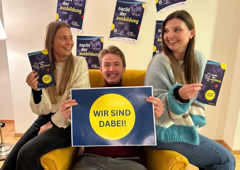 Ausbildungsmöglichkeiten, Praktika und Studienplätzen im Angebot (v.l.): Die städtischen Azubis Lea Petkau, Thomas Koschitzki und Regina Bredemeier begleiten die „Nacht der Ausbildung“ am 16. November im Rathaus der Stadtverwaltung Bad Salzuflen. Foto: © Stadt Bad Salzuflen