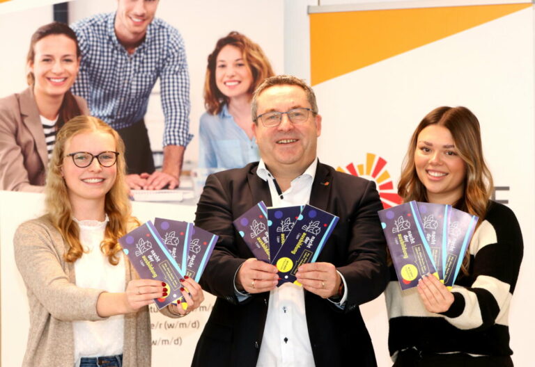 Landrat Dr. Axel Lehmann freut sich mit Lisa Marie Knapp (links) und Leonie Becker, die beide derzeit ein Duales Studium „Bachelor of Laws“ beim Kreis Lippe absolvieren, auf die Nacht der Ausbildung. Foto: Kreis Lippe