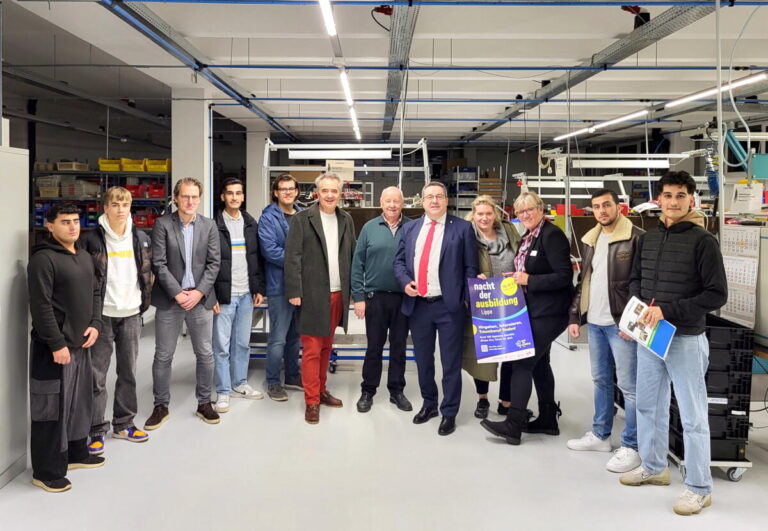 Landrat Dr. Axel Lehmann (5.v.r.) kommt bei der „Nacht der Ausbildung“ bei seinem Besuch bei der Firma MSF-Vathauer Antriebstechnik mit Jugendlichen und Vertretern des Unternehmens ins Gespräch. FOTO: KREIS LIPPE