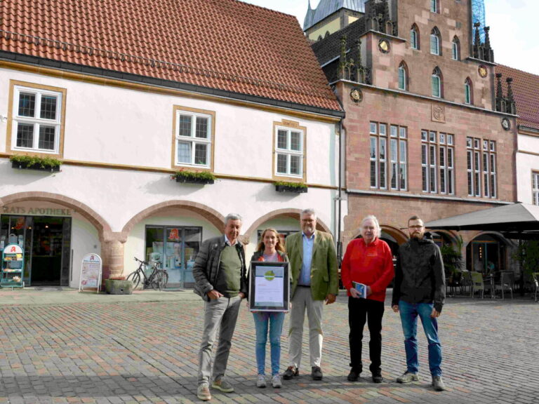 Über die Rezertifizierung des Hansaweges freuen sich (v.l.): Wolfgang Jäger (Lemgo Marketing), Linda Nasebandt-Schwarz und Jan Wisomiersky (beide Lippe Tourismus & Marketing GmbH), Helmut Bangert (Teutoburger-Wald-Verband) und Holger Kölker (Naturpark Teutoburger Wald / Eggegebirge). Foto: Lippe Tourismus & Marketing GmbH)