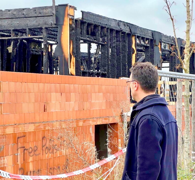 MdB Robin Wagner ist entsetzt über den Brandanschlag auf die Montessori-Kita in Bad Salzuflen, die noch im Bau war. Foto: ©Robin Wagener