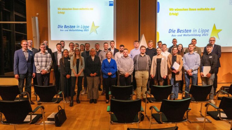 Die Besten der Besten Absolvent: innen aus Lippe.
IHK Hauptgeschäftsführerin Svenja Jochens (6. v. l. vorne). IHK Präsident Volker Steinbach (h. r.). Bildquelle: IHK Lippe zu Detmold