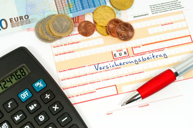 Die Versicherungspflichtgrenze steigt über den Jahreswechsel 2023/2024. Beschäftigte, die jährlich weniger als 69.300 Euro verdienen und bislang privat krankenversichert waren, können sich dann in der gesetzlichen Krankenversicherung versichern. Foto: AOK/Colourbox/hfr.