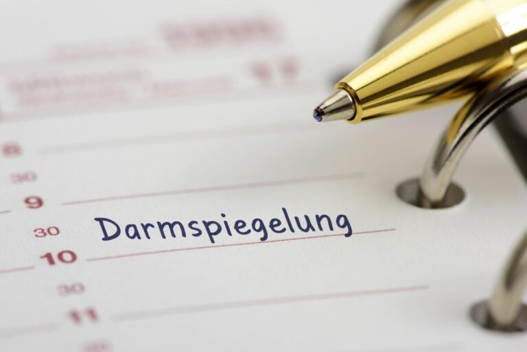 Im Kreis Lippe sind weniger Darmspiegelungen durchgeführt worden als im Vorjahr. Mit der Darmspiegelung lassen sich schon Vorstufen von Darmkrebs erkennen und überwiegend bereits während der Untersuchung entfernen. Foto: AOK/Colourbox/hfr