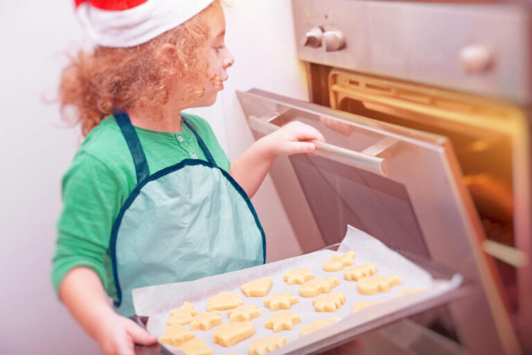 In der Adventszeit steigt die Gefahr, sich zu verbrennen. Auch Kinder im Kreis Lippe sind immer wieder betroffen und müssen ärztlich versorgt werden. Unfallort in der Vorweihnachtszeit ist meist die Küche. Herd, Backofen, heiße Plätzchenbleche, all das sind Gegenstände, an denen sich Kinder verbrennen können. Foto: AOK/Colourbox/hfr.
