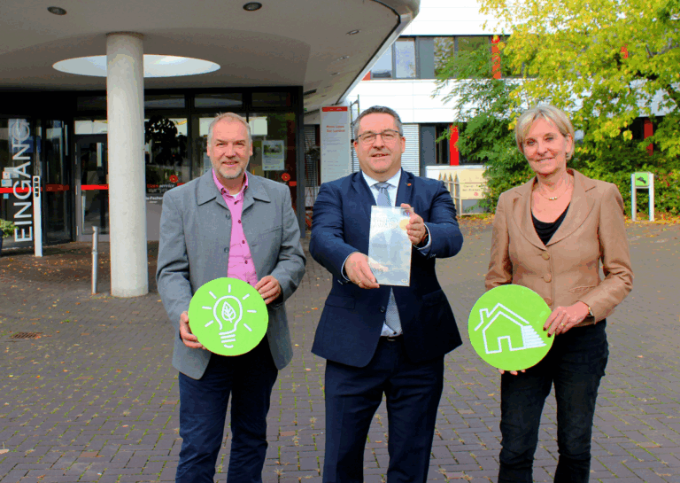 Landrat Dr. Axel Lehmann (Mitte) präsentiert zusammen mit Olrik Meyer, nachhaltige Entwicklung und Mobilität des Kreises Lippe und Dr. Ute Röder den European Energy Award von 2019 – ebenfalls eine Gold-Auszeichnung. Den neuen Gold-Award erhält der Kreis Lippe im April 2024 in Düsseldorf. Foto: © Kreis Lippe)