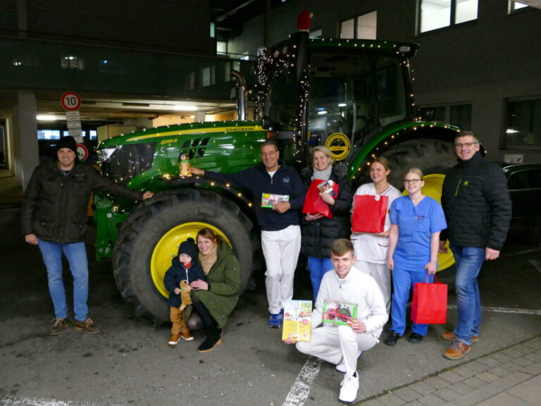 Glücklich nehmen die Ärzte, Ärztinnen und PflegerInnen des Klinikums die Geschenke und die freundliche Geste der Landwirte entgegen. Auch das Maskottchen der Kinderklinik, Erdmännchen Eddie, darf hier nicht fehlen. (v.l.) Jan-Wilhelm Wetehof, Tom und Monika Vogel, Oberarzt Uwe Spille, Lisa Kleemeier, Moritz Schnatwinkel, Yuliya Vasileuskaya, Vanessa Kleinfeldt und Jens Müller. Foto: WLV