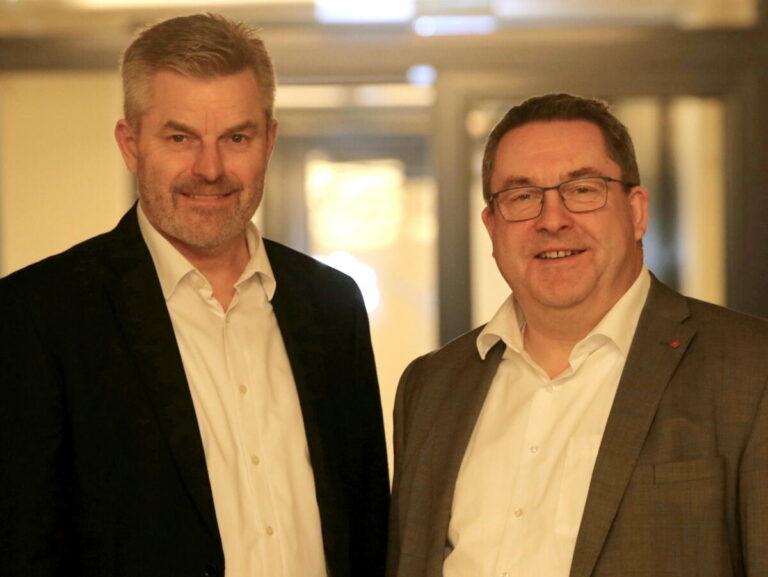 Dirk Becker, (l.) Sprecher der lippischen Bürgermeister, und Landrat Dr. Axel
Lehmann freuen sich über die Einigung bei der Kreisumlage. Foto: Kreis Lippe