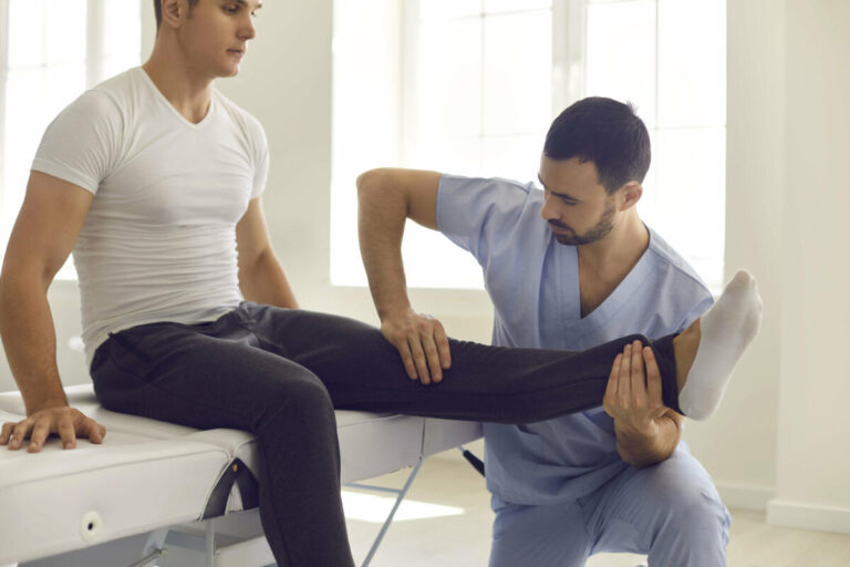 Rund 31.000 AOK-Versicherte im Kreis Lippe leiden an Arthrose im Knie- oder Hüftgelenk. Regelmäßige Bewegung und ein gezielter Muskelaufbau helfen bei Arthrose gegen den Schmerz. Foto: AOK/Colourbox/hfr