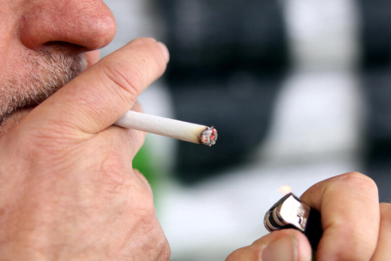 Zigarette ade: Nichtrauchen ist für viele Menschen im Kreis Lippe zum Jahreswechsel wieder ein wichtiges Ziel für das Jahr 2024. Foto: AOK/hfr.
