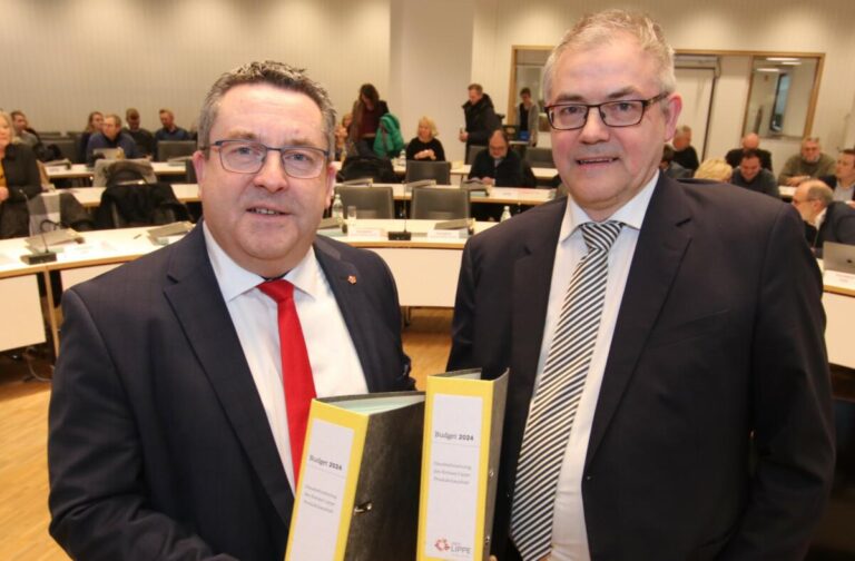 Landrat Dr. Axel Lehmann (l.) und Kreiskämmerer Rainer Grabbe bei der Haushaltseinbringung im Kreistag. FOTO: KREIS LIPPE
