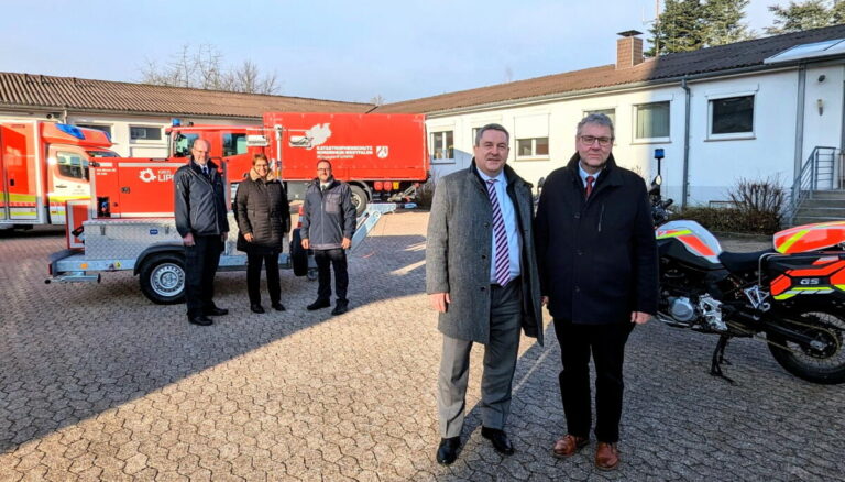 Leistellenbilanz: Landrat Dr. Axel Lehmann (vorne links) und Meinolf Haase, Fachbereichsleiter Bevölkerungsschutz, sowie Achim Reineke, Fachgebietsleitung Rettungsdienst (hinten von links), die zuständige Verwaltungsvorständin Sabine Beine und Sascha Medina, Fachgebietsleitung Leitstelle, haben die Leitstellenbilanz 2023 des Kreises Lippe vorgestellt. Foto: Kreis Lippe