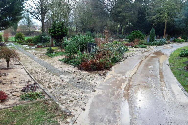 Ein Unwetter mit Starkregen hat große Schlammmengen auf den Friedhof Ubbedissen gespült. Foto: Stadt Bielefeld/Umweltbetrieb