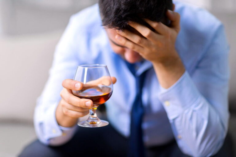 Insgesamt wurde im Kreis Lippe im Jahr 2022 bei 3.274 AOK-Versicherten ein Alkoholproblem diagnostiziert, knapp drei Viertel der Betroffenen waren Männer. Foto: AOK/Colourbox/hfr