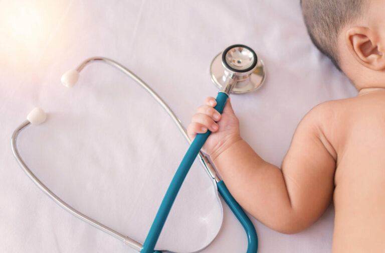 Das Neugeborenen-Hörscreening wird von allen gesetzlichen Krankenkassen bezahlt und gibt gleich in den ersten Lebenswochen Aufschluss über das Hörvermögen von Neugeborenen. Foto: AOK/Colourbox/hfr