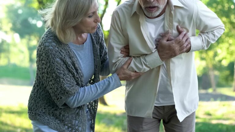 Dringender Appell an die Menschen im Kreis Lippe: Bei Notfall-Symptomen nicht zögern und den Notruf 112 wählen. Foto: Colourbox/AOK/hfr.