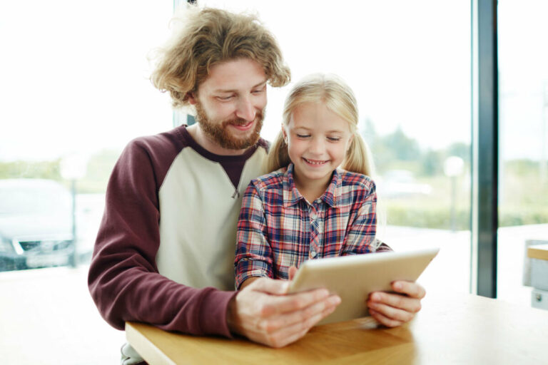 „SCHAU HIN!“ möchte Eltern und deren Kinder für das Thema ‚Medienkonsum‘ sensibilisieren und medienstark machen. Es ist eine gemeinsame Initiative des Bundesministeriums für Familie, Senioren, Frauen und Jugend, der beiden öffentlich-rechtlichen Sender Das Erste und ZDF sowie der AOK. Foto: AOK/Colourbox/hfr