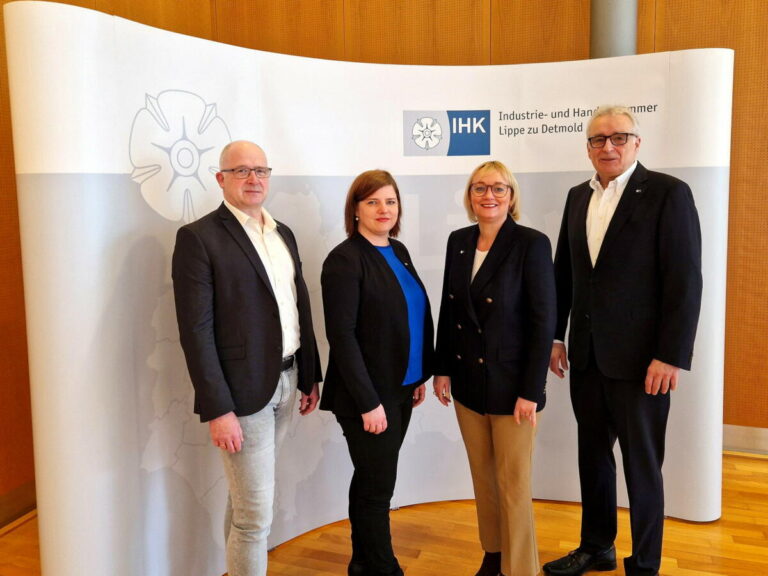 Fachkräftesituation in Lippe. Volker Steinbach (r.), Präsident der IHK Lippe stellt zusammen mit IHK-Hauptgeschäftsführerin Svenja Jochens (2.v.r) sowie Christina Flöter (2.v.l.) und Martin Raithel (l.), beide IHK Lippe, die Umfrageergebnisse der IHK-Umfrage vor
Bildquelle: IHK Lippe