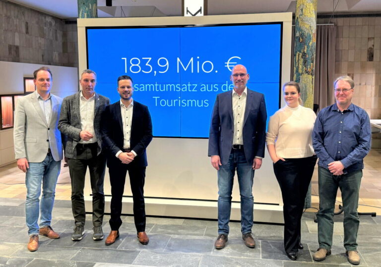 Tagesreisen und Übernachtungen führten 2019 in Bad Salzuflen zum Bruttoumsatz von 183 Millionen Euro laut einer Studie des Münchener dwif-Instituts, die im neugeschaffenen Forum „Tourismus.DIALOG“ vorgestellt wurde mit (v.l.) Alexander Bleifuß (Fachdienstleitung Tourismus, Gesundheit und Marketing Stadt Bad Salzuflen), Bürgermeister Dirk Tolkemitt und Moritz Sporer (Geschäftsführer & Leitung Ökonomische Analysen dwif-Consulting GmbH, München) sowie den Vorstandsmitgliedern des  Bad Salzufler Kur- und Touristik e.V um Michael Sasse, Swetlana Lenger und Martin Rieke. Foto © Stadt Bad Salzuflen
