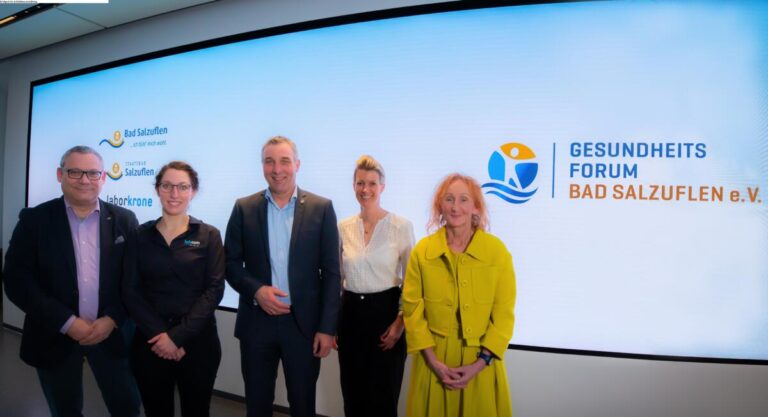 Erfolgreiche Auftaktveranstaltung für den neugegründeten Verein „Gesundheitsforum Bad Salzuflen“. (v.l.) stellv. Vorsitzender Prof. Dr. Carsten Tiemann (Laborleitung Labor Krone, Geschäftsführung LABCON-OWL GmbH), Gründungsmitglied Dr. Marianna Beyer (Leitung Veranstaltungszentrum „werk66“, Marketing LABCON-OWL GmbH), Vorstandsmitglied Dirk Tolkemitt (Bürgermeister Stadt Bad Salzuflen), Vorsitzende Melanie Koring (Erste Beigeordnete & Kämmerin Stadt Bad Salzuflen) und Fachvortragsreferentin Sonja M. Nothacker. Foto: © LABCON-OWL GmbH
