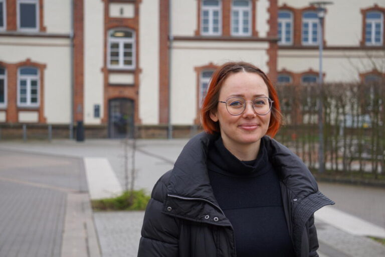 Derzeit werden 560 Studierende der fünf Studienfonds-Hochschulen mit einem Stipendium gefördert. Eine von ihnen ist Anstasia Treustedt, die Architektur an der Hochschule Bielefeld am Campus Minden studiert. Bildquelle: Stiftung Studienfonds OWL