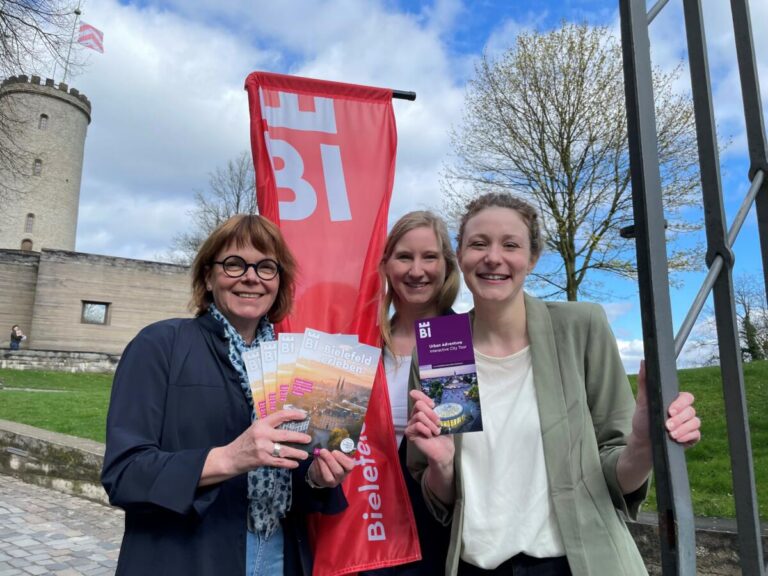 (v. l.) Gabriela Lamm, Jacqueline Heger und Jill Mallin vom Bielefelder Stadtmarketing stellen das Bielefelder Freizeitangebot 2024 mit einigen Neuheiten vor. Foto: Bielefeld Marketing GmbH