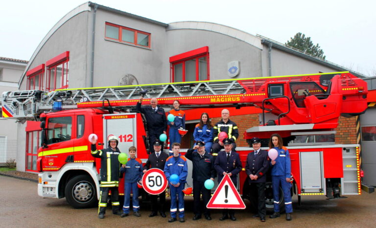 Die Gründungsmitglieder mit ihren jungen Kolleginnen/Kollegen aus der aktuellen Jugendfeuerwehr. Fotos: Feuerwehr Oerlinghausen