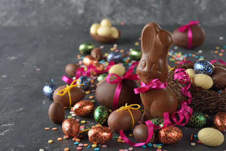 Ob fünf Stücke Schokolade, 40 Gramm Nuss-Nougat-Creme, 15 Gummibärchen oder 200 Milliliter Cola zu Ostern – jede Portion enthält in etwa 25 Gramm Zucker. Foto: AOK/Colourbox/hfr