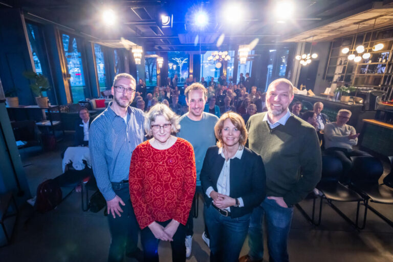 Referenten und Moderator der „Bielefelder Stadtgespräche“ waren diesmal (v. l.) Maik Greve, Heike Brand-Minich, Timo Fratz, Ursula Pasch, Professor Dr. Sebastian Zenker. Foto: Bielefeld Marketing GmbH / Sarah Jonek