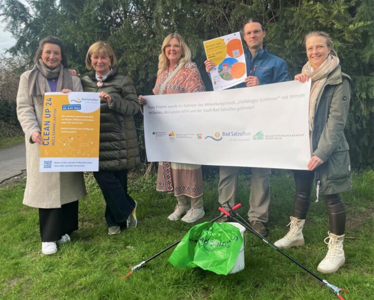 Gemeinsam für eine saubere, gesunde und müllfreie Zukunft, dafür engagieren sich (v.l.): Franziska Hildebrand (Ehrenamtsreferentin Stadt Bad Salzuflen), Irina Schwiete (Teilnehmerin „Clean Up“, Glogauer Straße), Denise Rohrbeck-Kinder (AWO, Mobile Kinder- und Jugendarbeit Bad Salzuflen), Regina Schütte (AWO Boutique, Bad Salzuflen/Schötmar) und Frederic Van Broeck (Klimaschutzbeauftragter Stadt Bad Salzuflen. Foto: © Stadt Bad Salzuflen