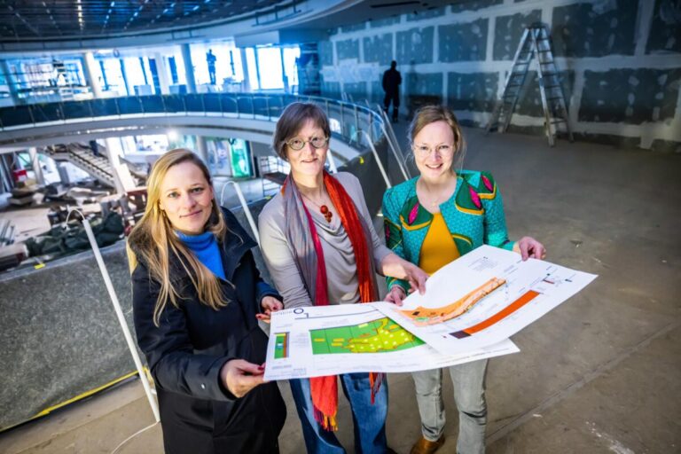 „Stellten gemeinsam die Kooperation vor: (v.l.) Gesa Fischer (Co-Leiterin der Wissenswerkstadt Bielefeld), Beate Wolff (Geschäftsführerin des Welthaus Bielefeld) und Dr. Lara Esther Bartels (Bildungsreferentin und Projektleiterin im Welthaus Bielefeld).“ Foto: Wissenswerkstadt/Sarah Jonek
