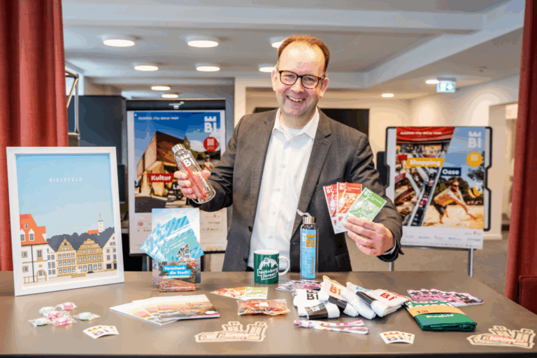 Martin Knabenreich, Geschäftsführer der Bielefeld Marketing GmbH, möchte die Menschen in Bielefeld zu den wichtigsten Botschaftern ihrer Stadt machen. Teil der Kampagne ist ein Online-Gewinnspiel, bei dem Jahrestickets für Bielefelder Events und Verzehrgutscheine verlost werden. Foto: Bielefeld Marketing GmbH
