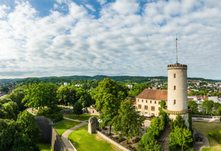 Die Bielefelder Sparrenburg ist ein beliebtes Ausflugsziel für Gäste und Einheimische der Urlaubsregion Teutoburger Wald. Foto: Teutoburger Wald Tourismus/ D. Ketz