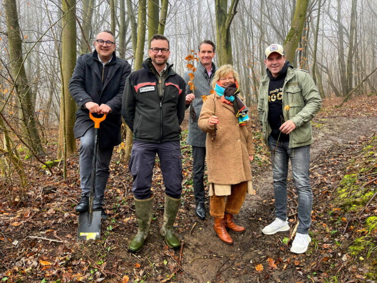 Symbolische Spendenübergabe: (v.l.) Bürgermeister Markus Baier, Alexander von Lettern (Forst Lemgo), Klaus Rübesamen (Geschäftsführer Firma Brasseler), Melanie Köhler (Kommunikation Firma Brasseler) und LOA Organisator Michael Nolting. Foto: Privat
