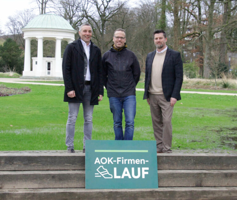 Vor den Konzerthallen im Kurpark Bad Salzuflen geht es gemeinsam mit den Kolleginnen und Kollegen auf die Startbahn: Auf den AOK Firmenlauf freuen sich (v.l.) Dirk Tolkemitt (Bürgermeister der Stadt Bad Salzuflen), Bernd Weber (Veranstalter vom Laufladen Endspurt) und Matthias Wehmhöner (AOK-Serviceregionsleiter). Foto: AOK/hfr