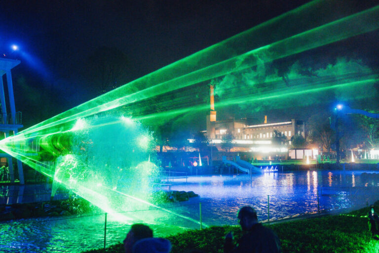 Magische Spaziergänge laden am Samstag im Wiesenbad dazu ein, in neue Lichterwelten zu tauchen. Hauptsponsor Stadtwerke Bielefeld sorgt für das Rahmenprogramm mit Licht-Installationen im Wiesenbad, am Alten Rathaus und auf dem Klosterplatz. Foto: Bielefeld Marketing/Tim Fröhlich
