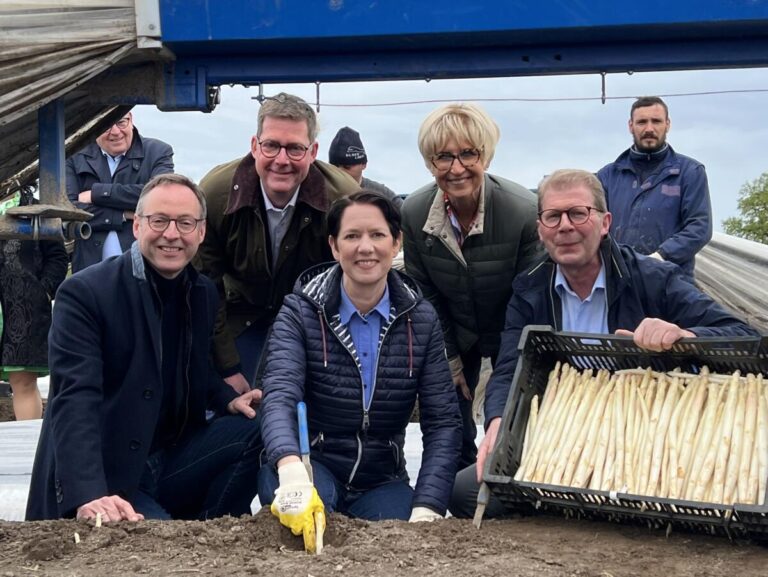 Ministerin Silke Gorißen beim Stechen des ersten regionalen Gemüses. Weitere Teilnehmer der Saisoneröffnung Spargel (v.l.) Theo Mettenborg, Dr. Arne Dahlhoff, Silke Gorißen, Eva Kähler-Theuerkauf und Rainer Hollenbeck. Foto: © Spargelstrasse NRW