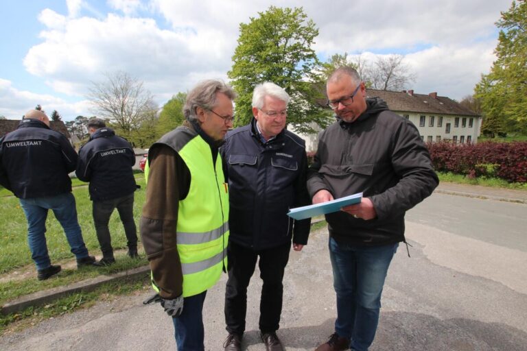 (v.r.) Maik Czarnecki von der Gemeinde Augustdorf erläutert Bürgermeister Thomas Katzer und Armin Zimmermann (Vorstand 3, Gemeinde Augustdorf) den Einsatzplan, während sich im Hintergrund Mitarbeiter des Umweltamts des Kreises Lippe besprechen. Foto: Ordnungspartnerschaft Augustdorf