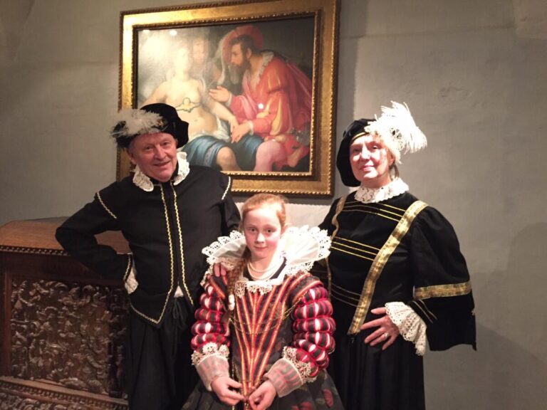 Fototermin im Schloss: Kinder wurden damals schon wie kleine Erwachsene gekleidet. Spannendes rund ums Thema Mode erfährt man im Rahmen einer Erlebnisführung. Foto © Weserrenaissance-Museum Schloss Brake, Herrmann