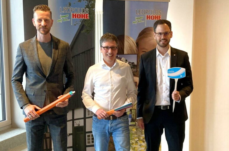Für den Glasfaserausbau in Leopoldshöhe: (v.l.) Marcel Büter (Manager kommunale Kooperation), Bürgermeister Martin Hoffmann und Maurice Lammering (Projektmanager FTTH Vertrieb). Fotoquelle: Deutsche Glasfaser