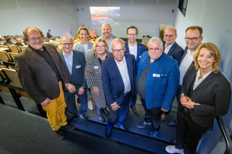 Der Vorstand des Verkehrsverein Bielefeld im Hörsaal des CITEC-Gebäudes der Universität Bielefeld: (v. l.) Mike Bartels, Prof. Dr. Olaf Kruse, Jennifer Erdmann, Regine Tönsing, Henner Zimmat, Pit Clausen, Frank Wulfmeyer, Andreas Büscher, Thomas Kunz, Martin Knabenreich und Ursula Pasch.  Foto:  Bielefeld Marketing GmbH / Sarah Jonek