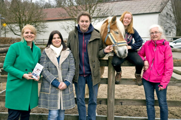 Gemeinsam alle Hindernisse auf dem Weg zur Ausbildung genommen: Kristina Steffen (v.l./LWL), Diana Gürbüz (Integrationsfachdienst); Arbeitgeber Matthias Worch; Michelle Sommer und Mutter Sabine Gorthat. Foto: LWL