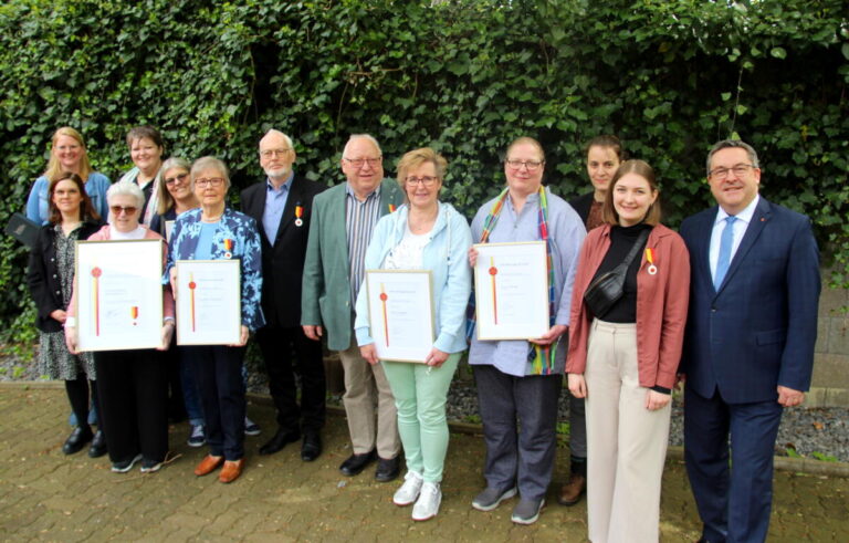 Freuen sich über den Lippischen Ehrenring 2023 (v.l.): Britta Kanne, Sabine Winkelmann, Grete Utrecht und Christine Federschmid (alle für die Freilichtbühne Bellenberg), Ilse Böinghoff (stellv. für Andreas Lüdeke), Elisabeth Stückemann, Helmut Loke, Friedrich Westerheide, Heike Krücke (stellv. für ihren Vater Wilfried Kaiser), Anja Limberg, Sonja Husemann (stellv. für ihre Schwester Annika Husemann), Marie Queste und Landrat Dr. Axel Lehmann. Foto: Kreis Lippe