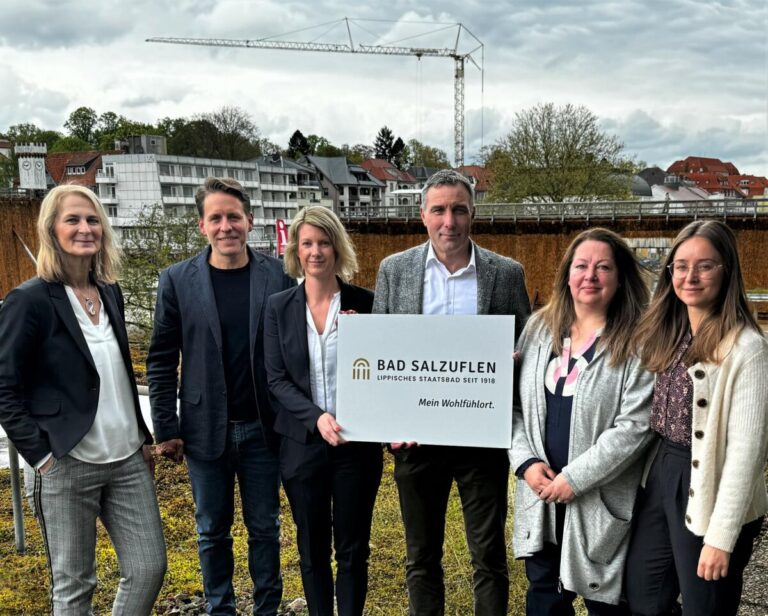 Den aufgefrischten Außenauftritt aus Markenzeichen, Bildwelten und Inhalten mit dem neuen Logo präsentieren (v.l.): Doris Halgmann-Bole, Dr.Felix Remy (Geschäftsführer Remy&Remy), Melanie Koring, Bürgermeister Dirk Tolkemitt, Sabine Mirbach und Projektleiterin Melina Wagner. Foto: © Stadt Bad Salzuflen